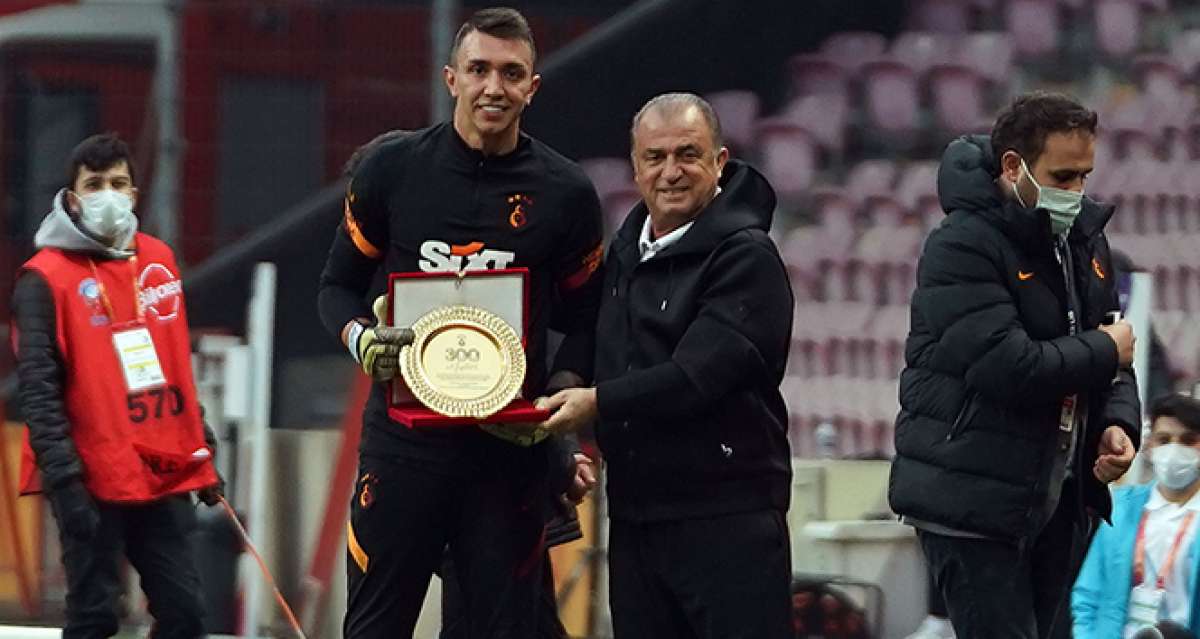 Fatih Terim'den Fernando Muslera'ya plaket