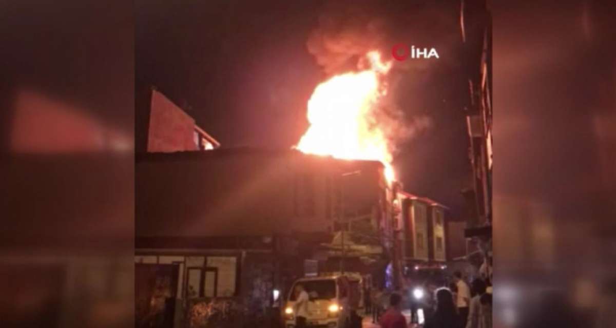 Fatih'te bir binada çıkan yangın çevredeki 4 binaya sıçradı