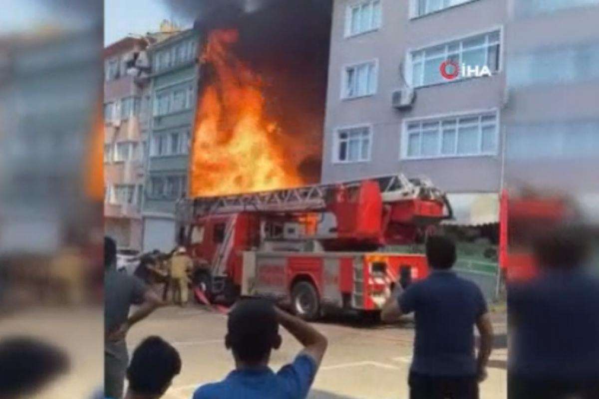 Fatih'te korkutan yangın, alevler binayı sardı