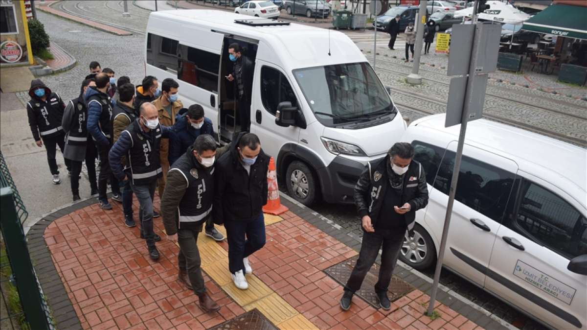 FETÖ'nün TSK ve emniyet yapılanmasına yönelik İzmir merkezli operasyonda 27 şüpheli tutuklandı