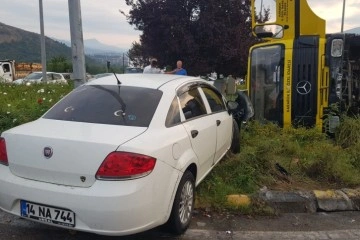 Freni boşalan asfalt kamyonu otomobile çarpıp devrildi: 6 yaralı