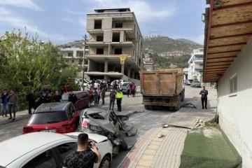 Freni boşalan hafriyat kamyonu 8 araca hasar verdi