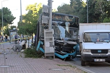 Freni tutmayan halk otobüsü durağa daldı