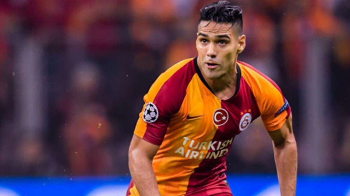 Galatasaray'da yönetim, Falcao'yu takımdan ayrılmaya ikna edemiyor