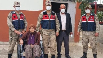 Kilis İl Jandarma Komutanlığı 3 engelliye tekerlekli sandalye hediye etti