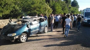 Gaziantep’te ağaca çarpan otomobil takla attı!