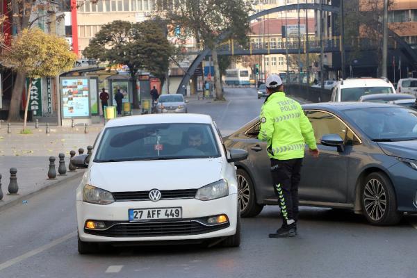 Gaziantep'te Polis ekipleri denetim yaparak vatandaşların izinlerini kontrol etti