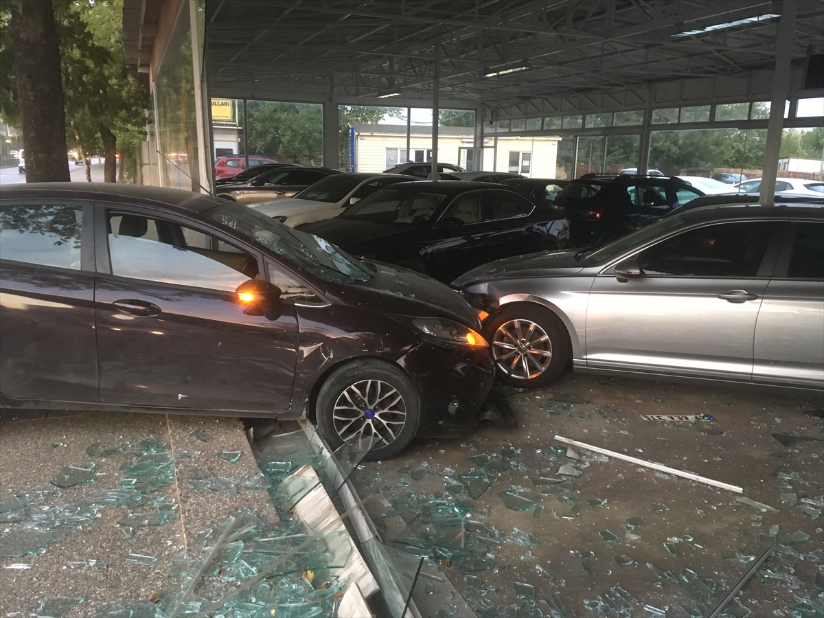 Gaziantep'te trafik kazasında bir araç oto galeriye girdi