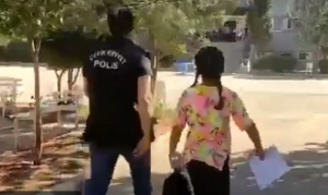 Yanlış okula giden öğrencilerin yardımına polis yetişti