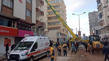 Gaziantep'te yıkılan binanın enkazından 28 saat sonra 4 kişi kurtarıldı