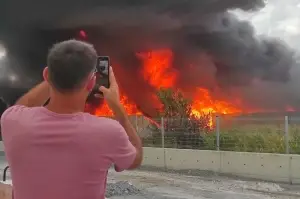 Geri dönüşüm tesisinde çıkan yangın kontrol altına alındı