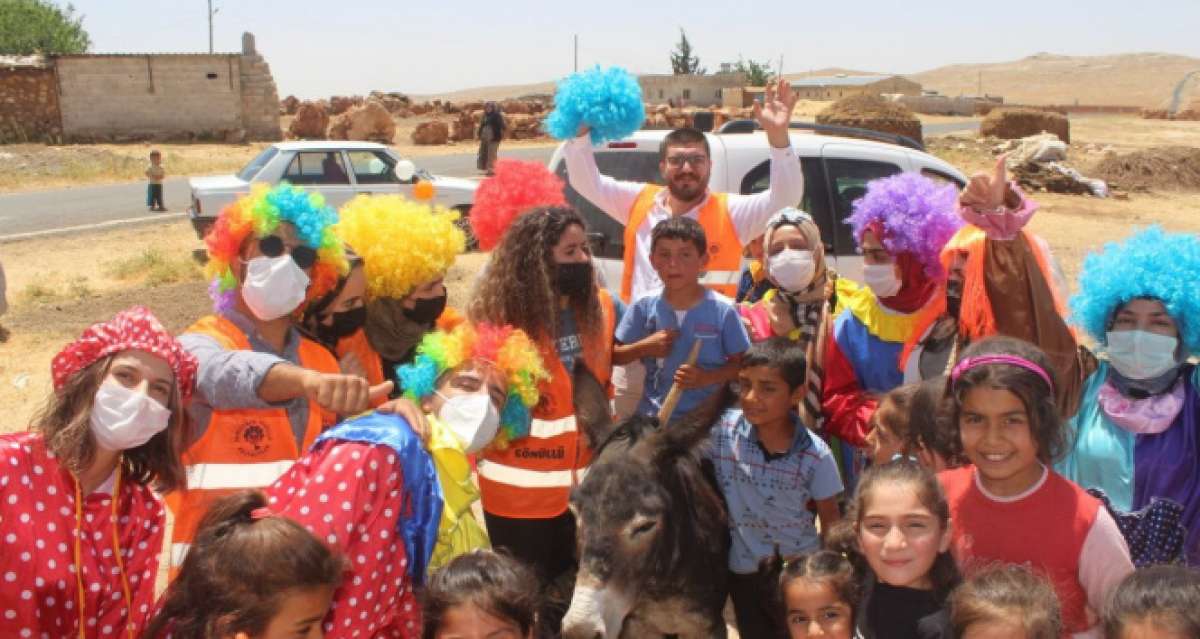 Gönüllü palyaçolar kırsaldaki çocuklara bayram sürprizi yaptı