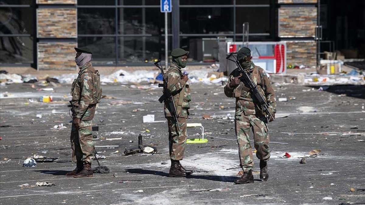 Güney Afrika'da ordu olaylara müdahale etmek için sokağa indi