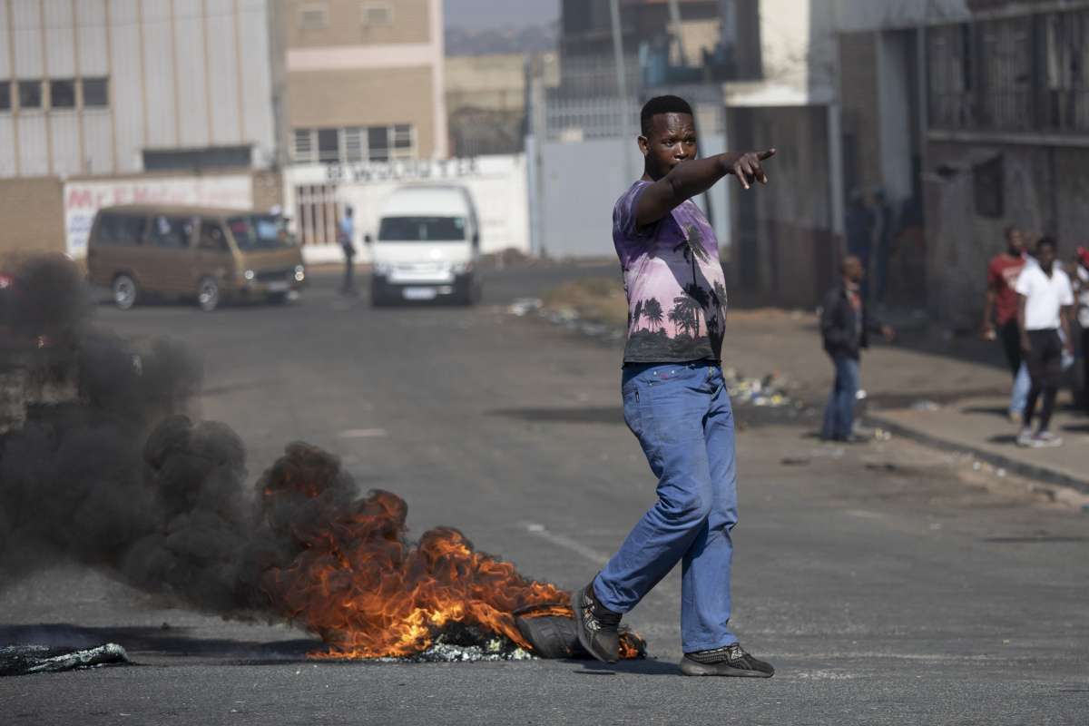 Güney Afrika'da Zuma'nın tutuklanmasının ardından protestolar devam ediyor