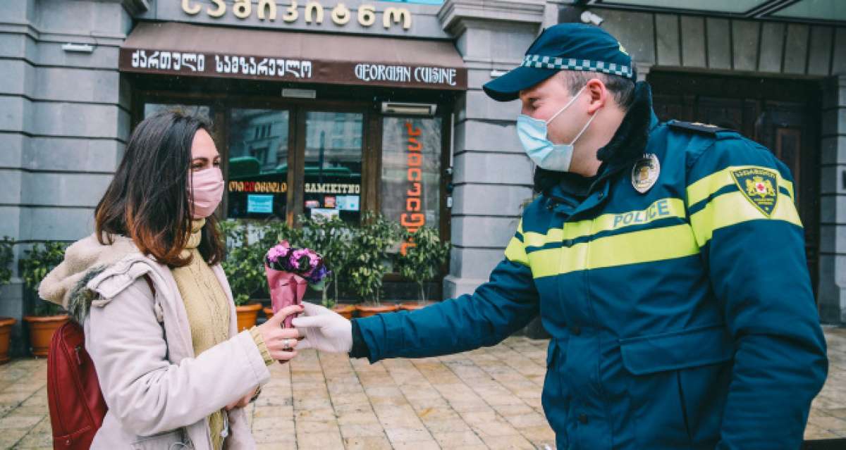 Gürcistan'da polis kadın sürücülere çiçek dağıttı