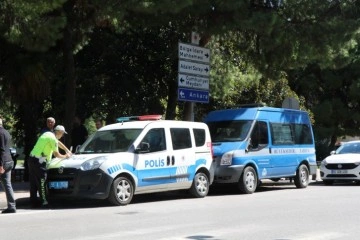 Hafif ticari araç polis ve zabıta araçlarına çarptı