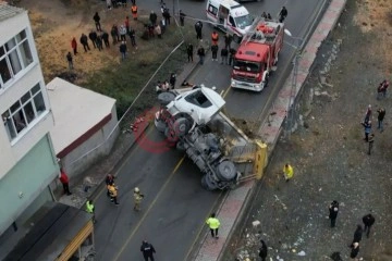 Hafriyat kamyonu otomobilin üzerine devrildi