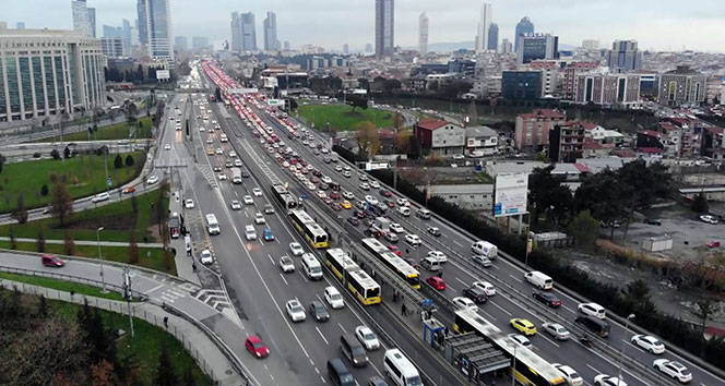 Hafta sonu sokağa çıkma kısıtlamasına 3 saat kala İstanbul'da yoğunluk