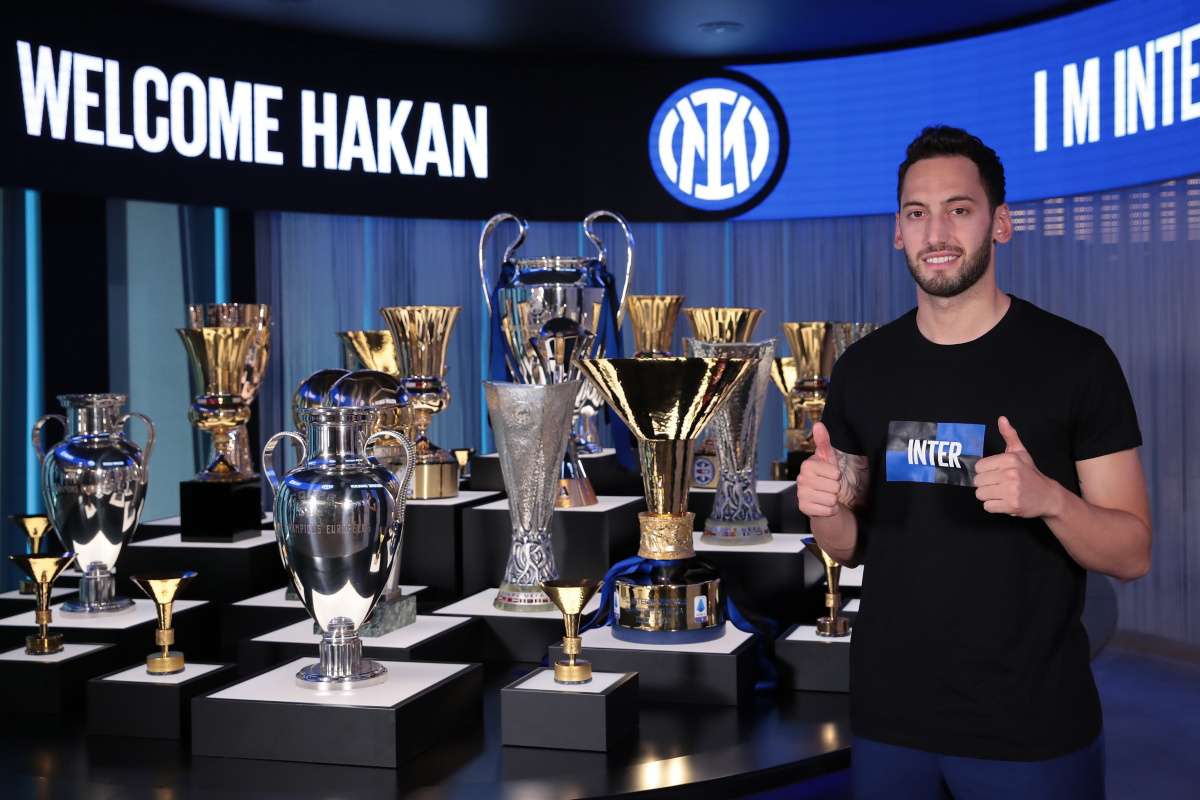 Hakan Çalhanoğlu Inter'e transfer oldu