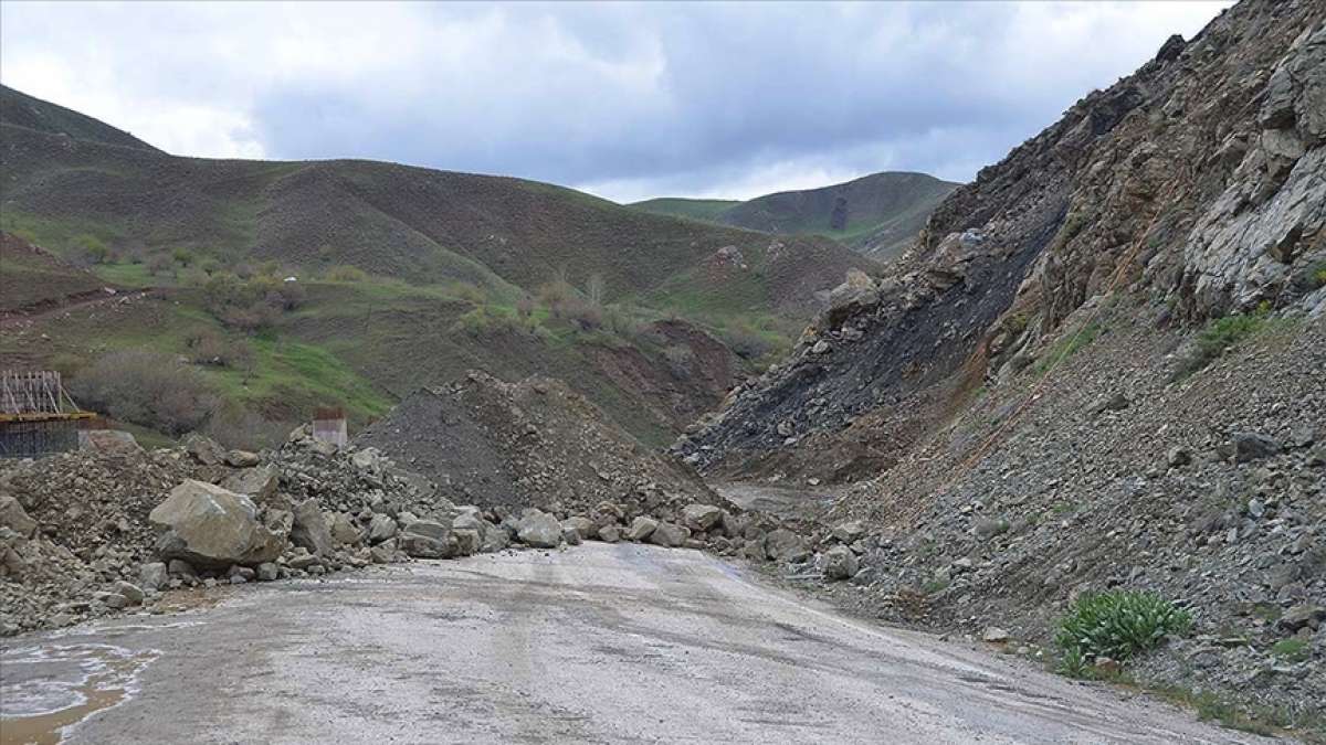 Hakkari'de dağdan kopan kaya parçaları nedeniyle Şemdinli-Yüksekova yolu kapandı