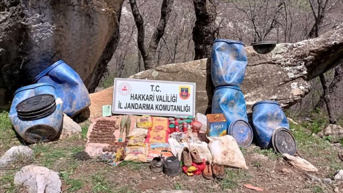 Hakkari'de PKK'lı teröristlere ait mühimmat ve yaşam malzemeleri ele geçirildi