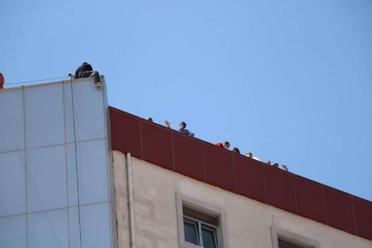 Hastanenin çatısına çıkan genci polis ikna ederek aşağı indirdi