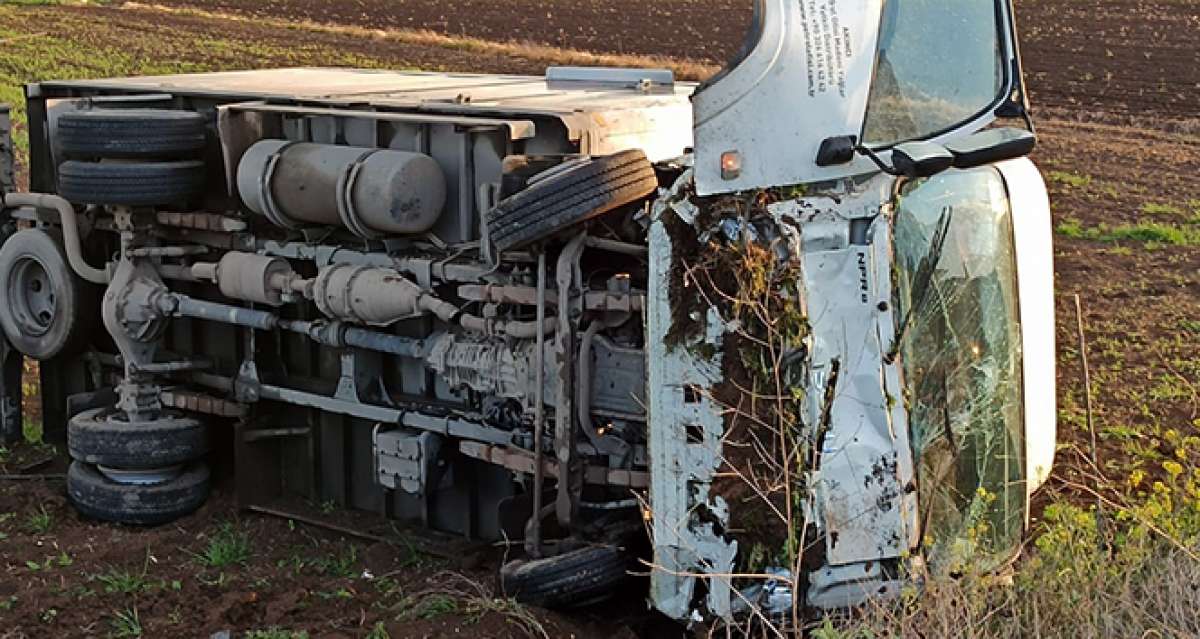 Hatay'da yağ dolu kamyonet devrildi: 3 yaralı