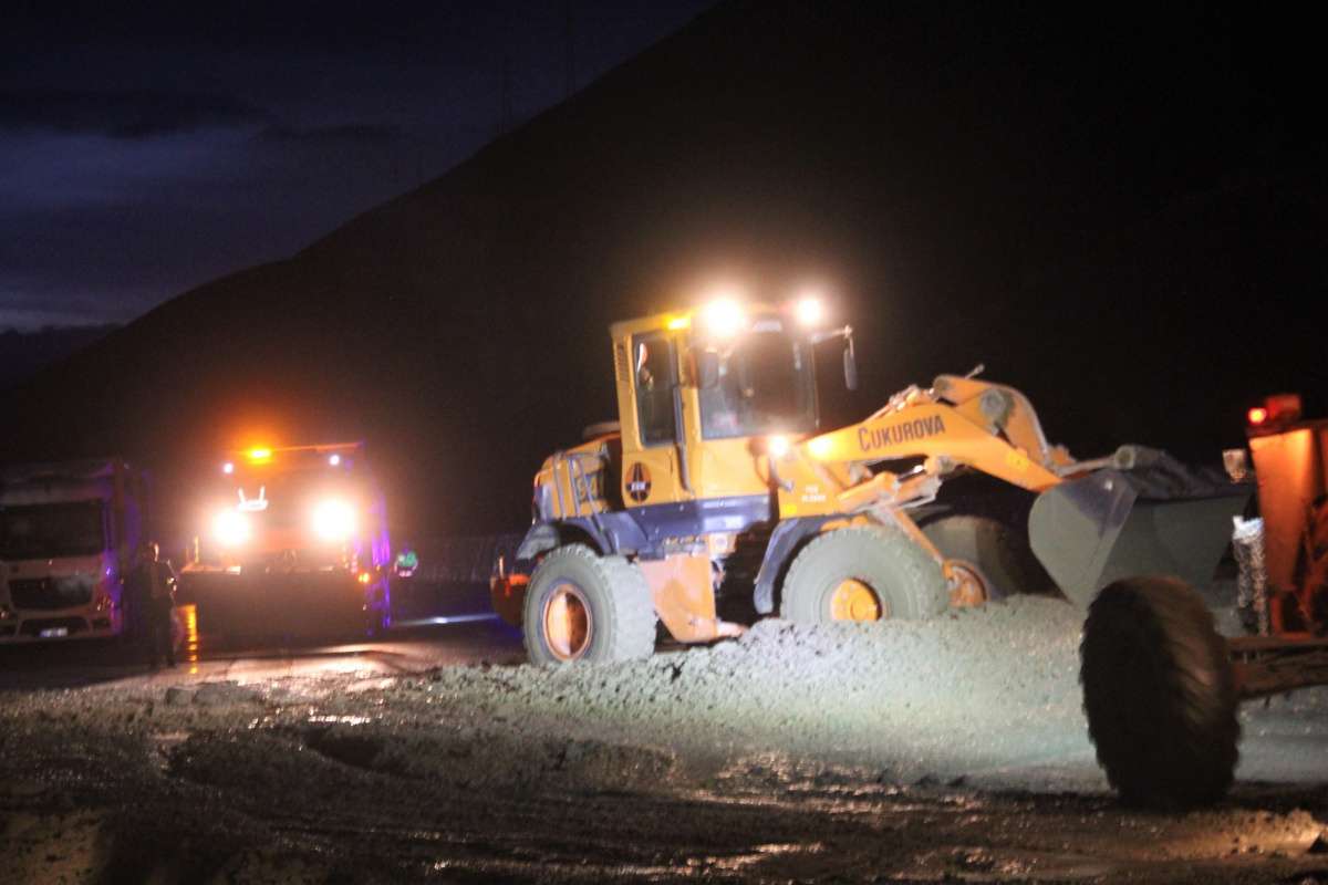 Heyelan nedeniyle kapanan Erzincan- Sivas kara yolu ulaşıma açıldı