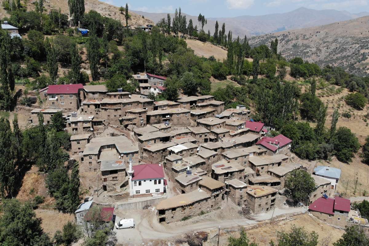 Hizan'ın taş evleri görenleri kendine hayran bırakıyor