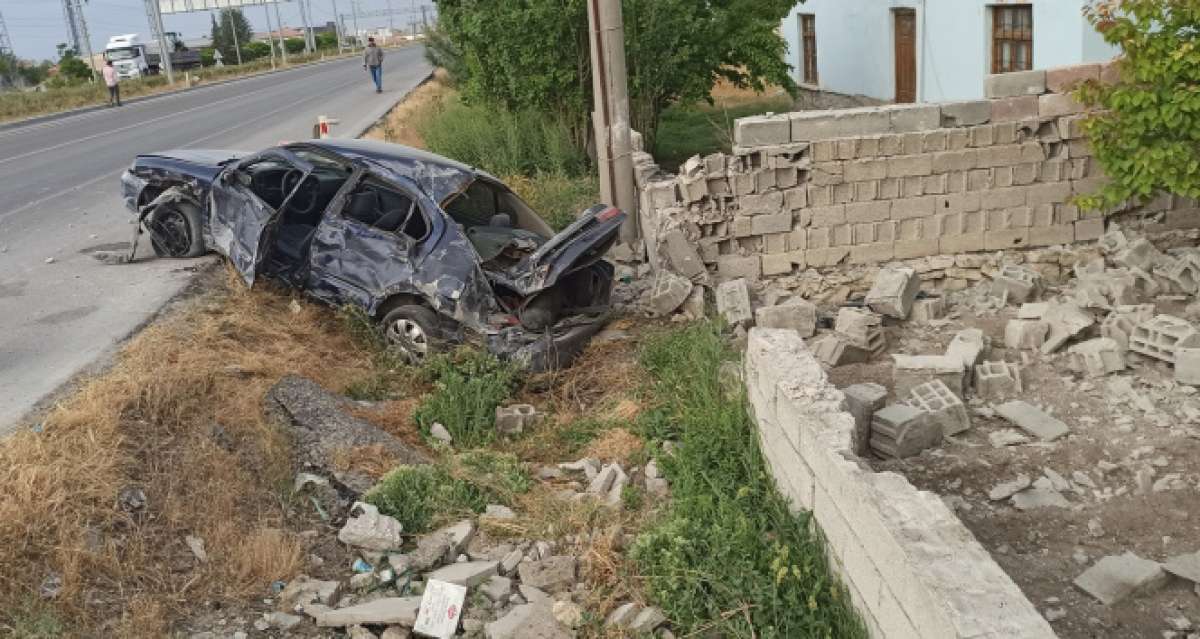 Hurdaya dönen otomobilden burnu bile kanamadan kurtuldu