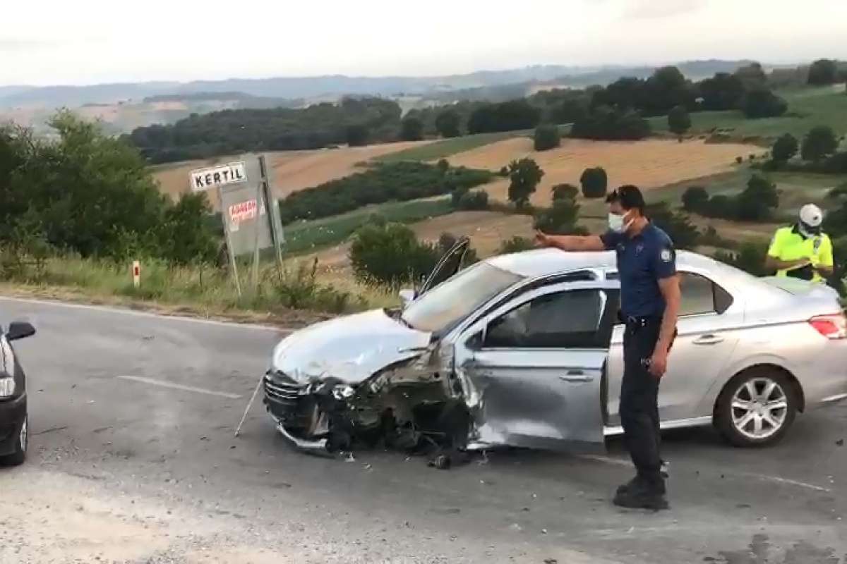 İki araç kafa kafaya çarpıştı: 4 yaralı