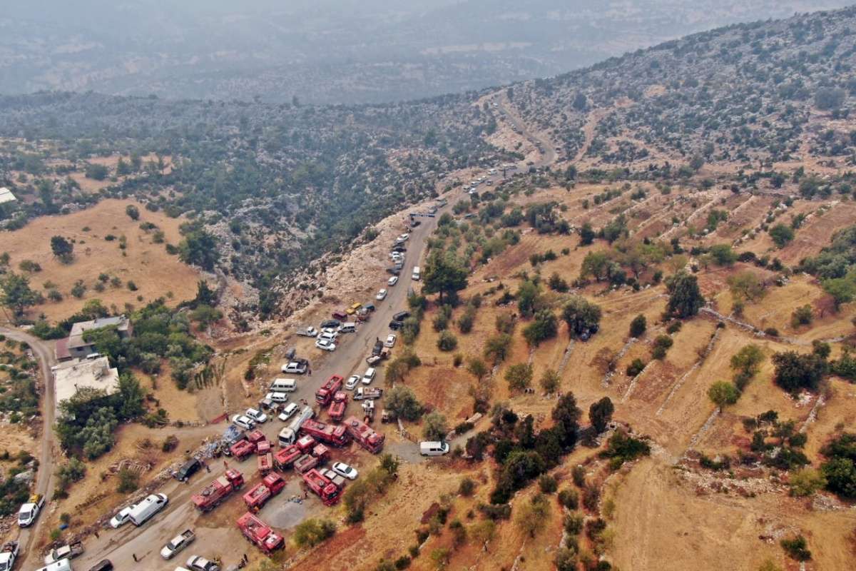 İki işçinin hayatını kaybettiği mahallede havadan ve karadan mücadele devam ediyor