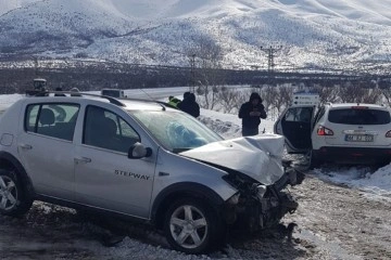 İki otomobil kafa kafaya çarpıştı: 9 yaralı