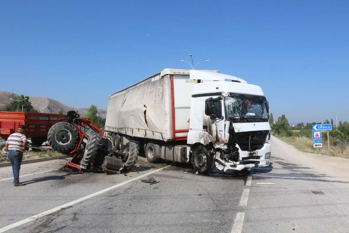 İkiye bölünen traktörden yaralı kurtuldu