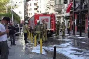 İngiliz Konsolosluğu karşısındaki binada çıkan yangın paniğe sebep oldu