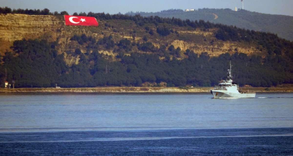 İngiliz savaş gemisi 'HMS Trent' Çanakkale Boğazı'ndan geçti