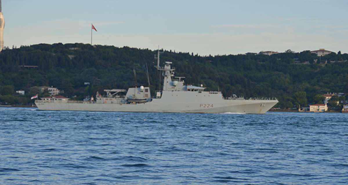 İngiliz Savaş Gemisi 'HMS Trent' İstanbul Boğazı'ndan geçti