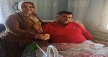 İnşaattan düşüp yatalak kalan eşine bebek gibi bakıyor