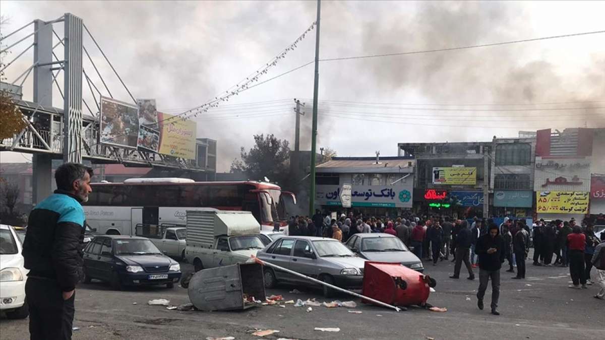 İran'da maaşlarına zam isteyen emekliler birçok kentte gösteri düzenledi