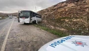 İşçileri taşıyan midibüs devrildi: 15 yaralı