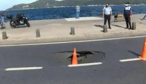 İSKİ borusu patladı, yol çöktü