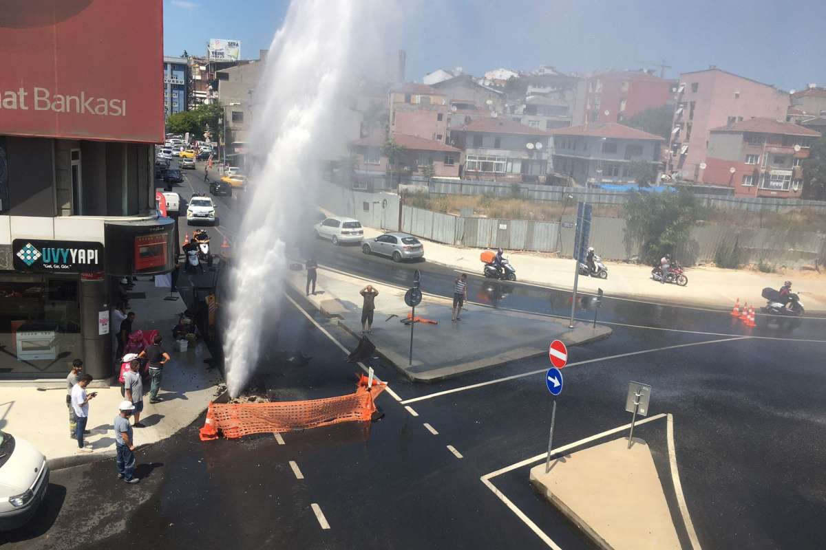 İSKİ'nin çalışmasında su borusu patladı, metrelerce yükseğe su fışkırdı