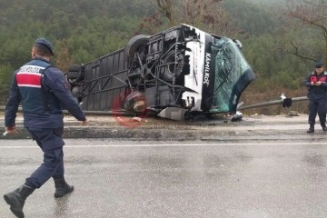 Isparta-Antalya karayolunda yolcu otobüsü devrildi: 8 yaralı