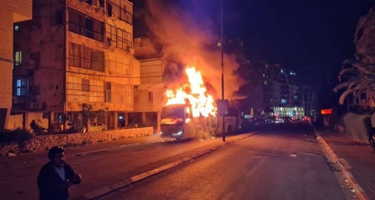 İsrail'de Covid-19 tedbirlerine karşı çıkan Haredi Yahudileri otobüsü ateşe verdi