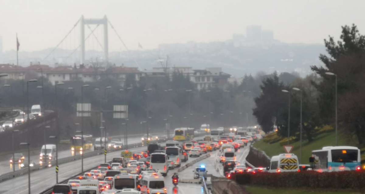 İstanbul'da kar nedeniyle trafik yoğunluğu yüzde 65'lere çıktı