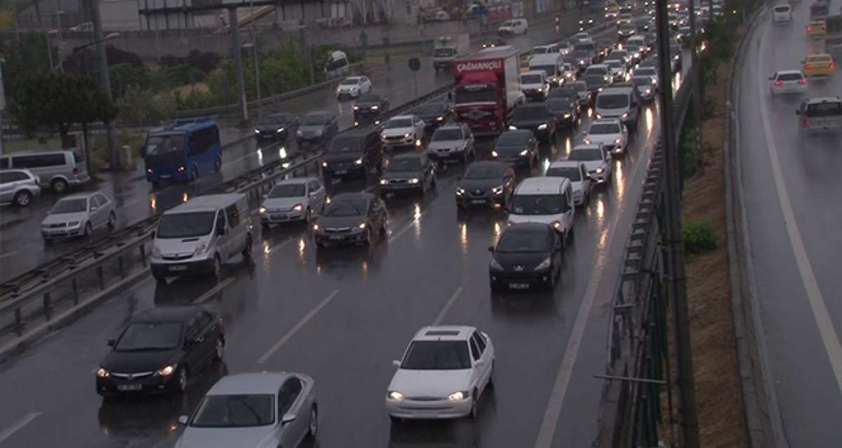 İstanbul'da sağanak yağmur nedeniyle trafik yoğunluğu rekor seviyeye ulaştı