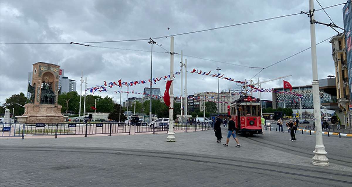 İstanbul'da şiddetli rüzgar: Gökyüzü kara bulutlarla kaplandı