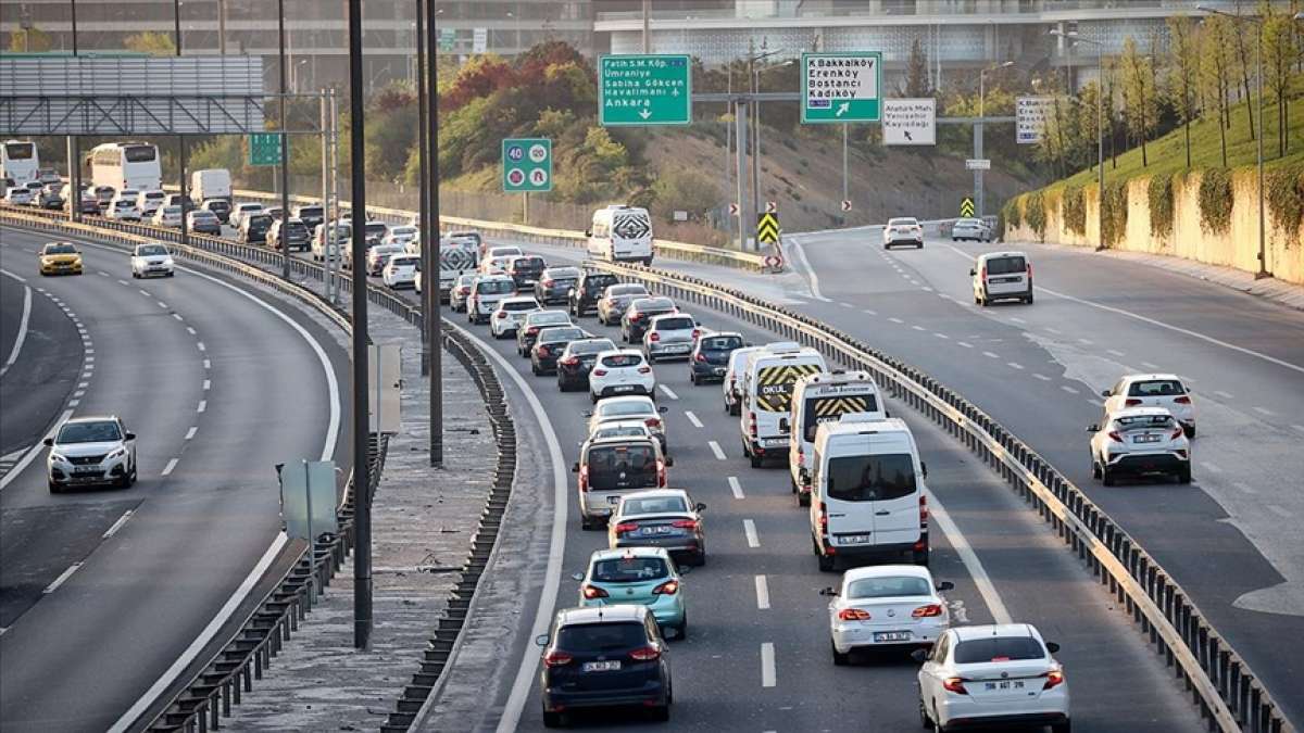 İstanbul'da, 'tam kapanma' öncesinde şehir dışına çıkmak isteyenler nedeniyle trafik