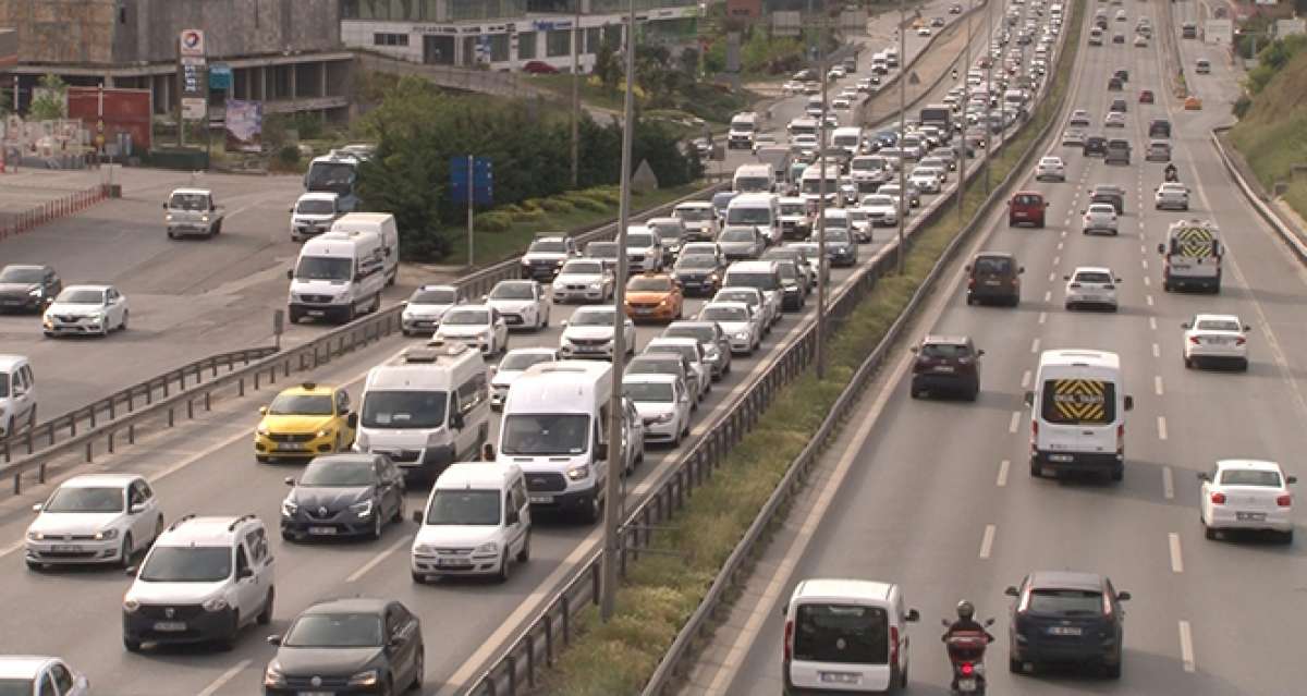 İstanbul'da tam kapanmada hafta sonu öncesi trafik yoğunluğu