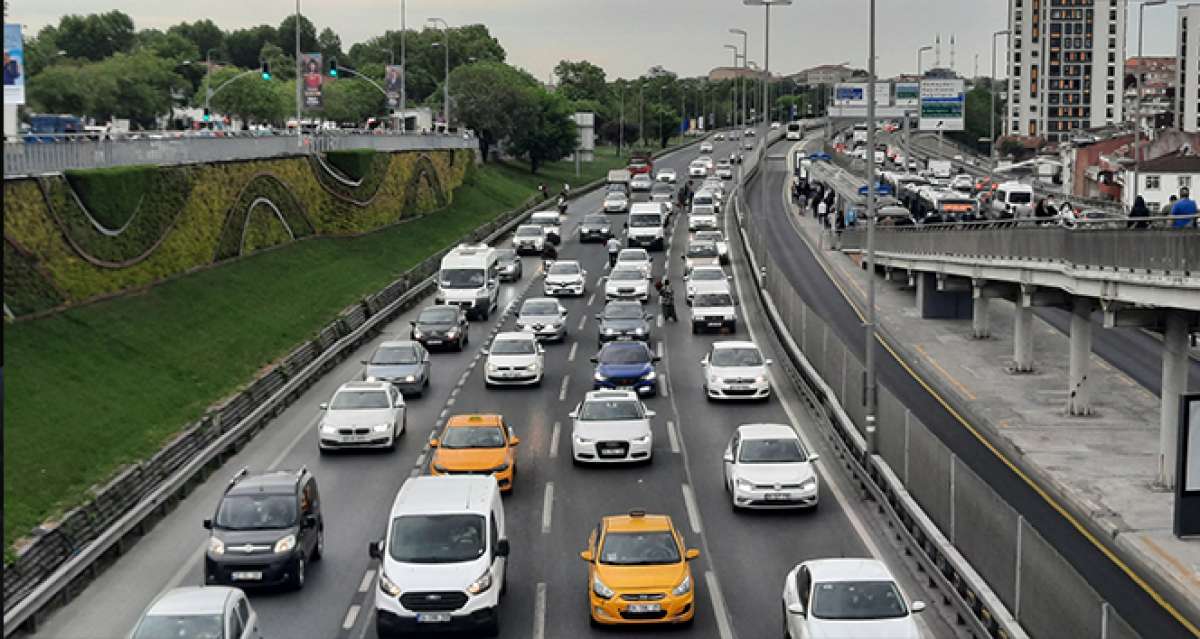 İstanbul'da trafik durma noktasına geldi, yoğunluk yüzde 81 seviyesine ulaştı